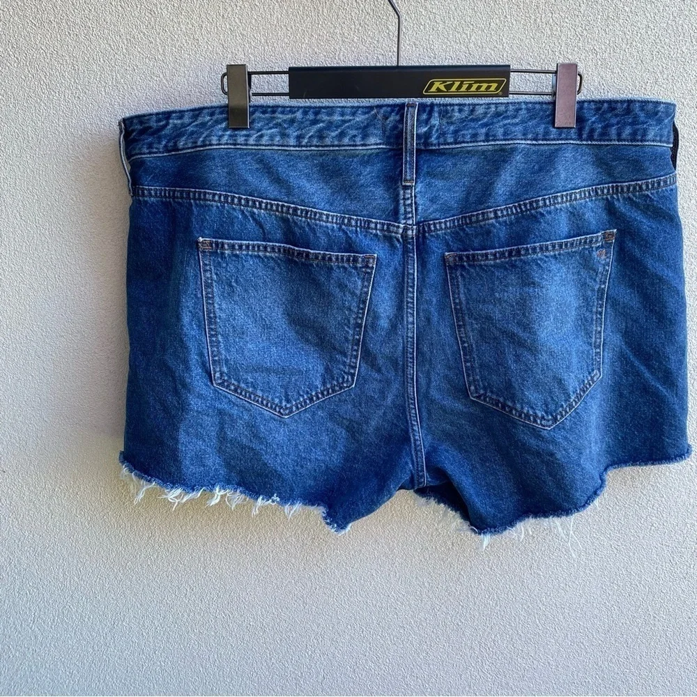 Madewell Relaxed Denim Shorts size 22W in Medium Wash